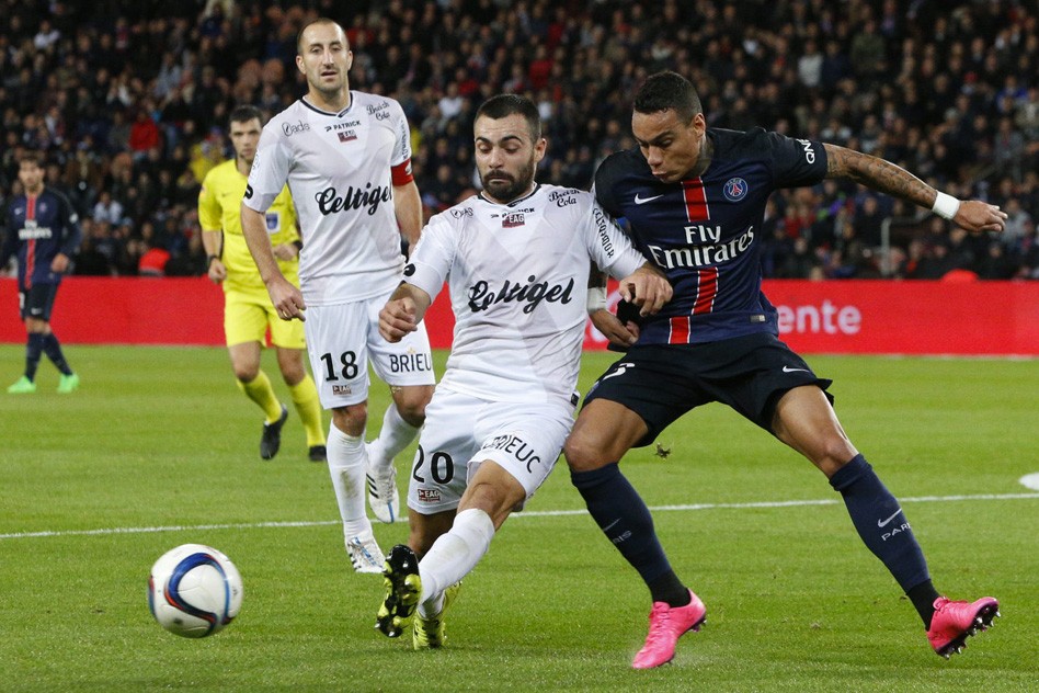 Paris Saint-Germain's Gregory van der Wiel says club wants him out