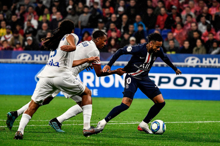 Neymar Breaks Through Lyon's Defense to Score Late Game