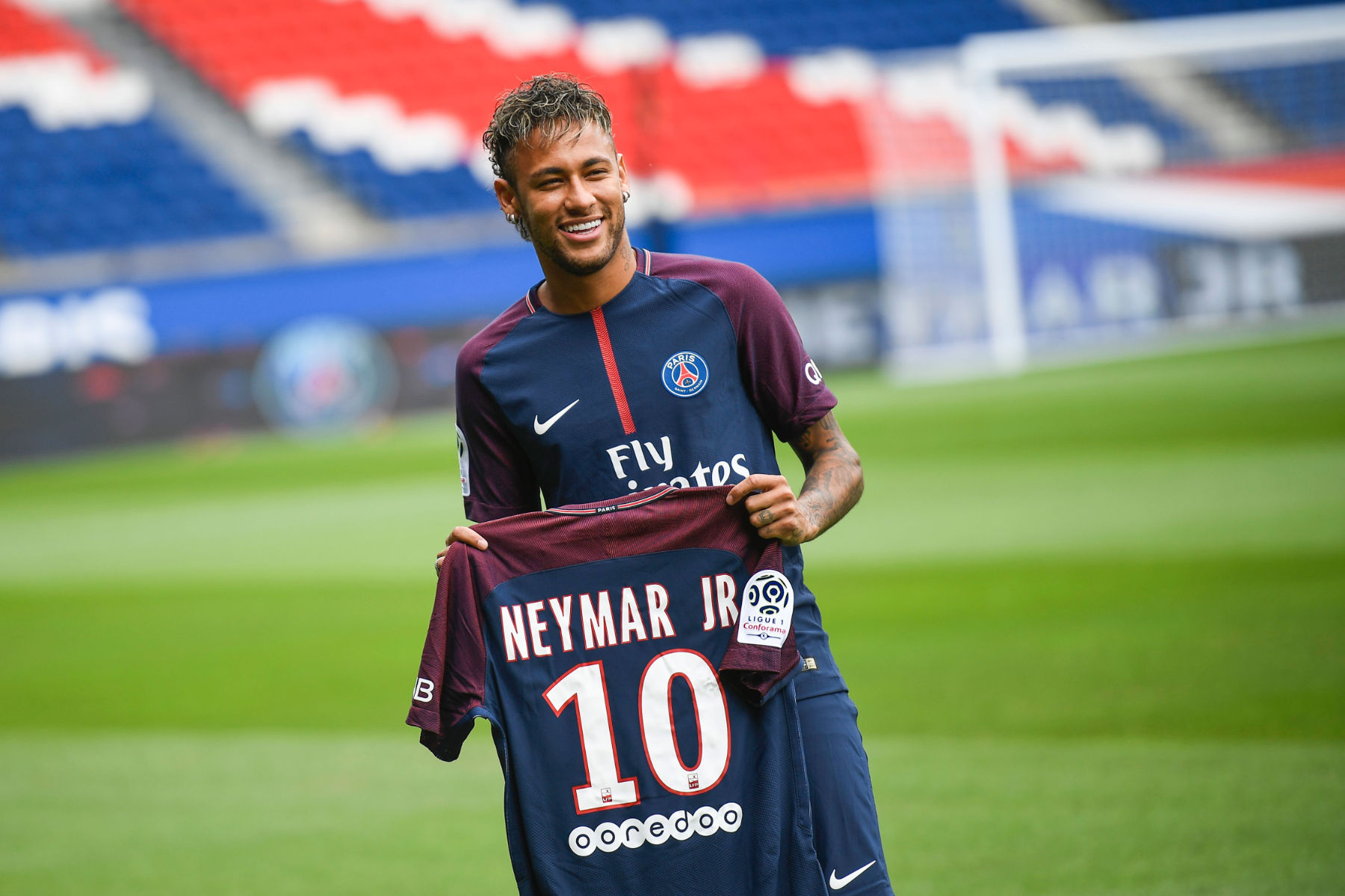 Apresentação de Neymar no PSG, em 2017 | Foto: Divulgação