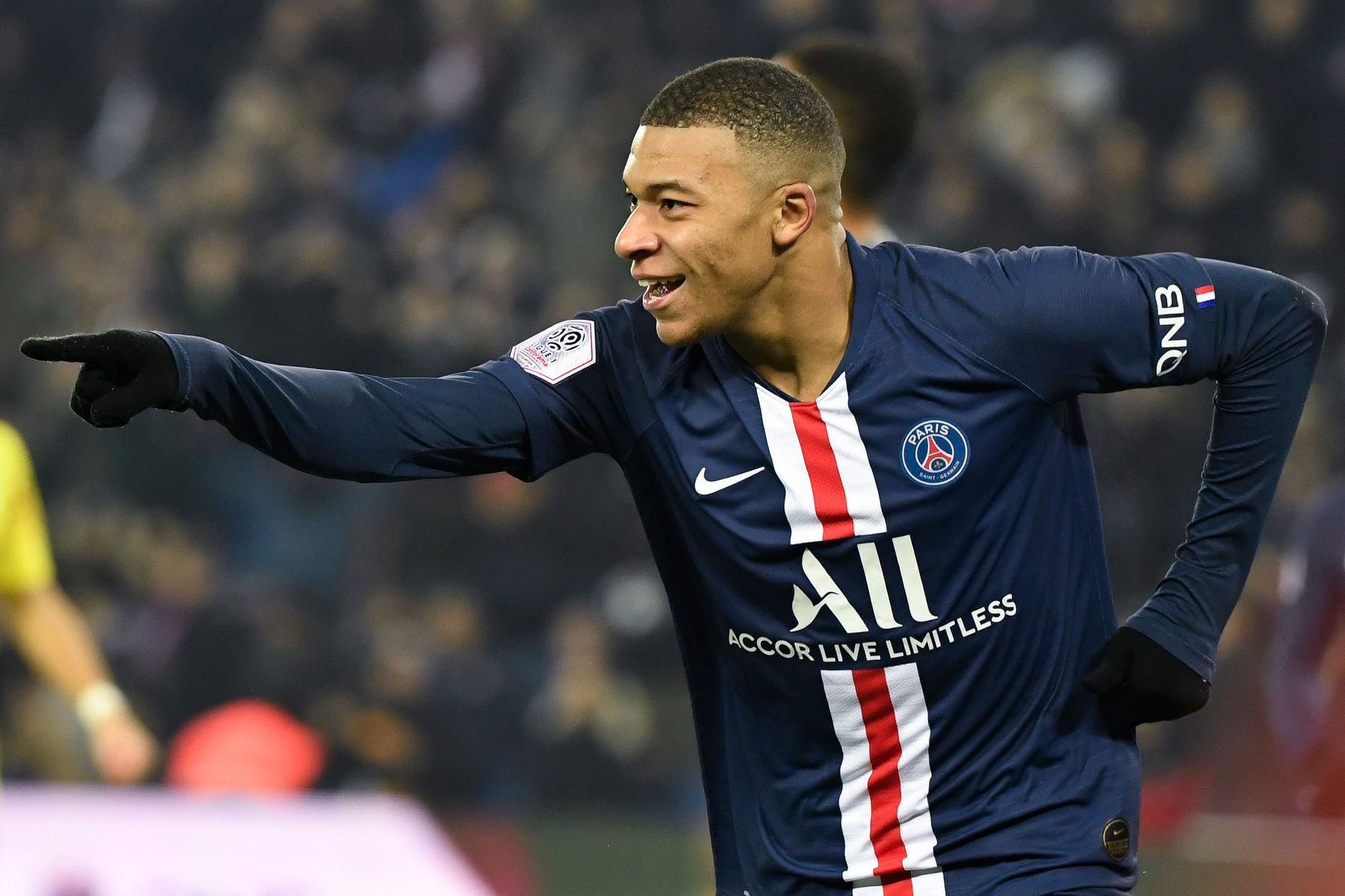 Mbappé, do PSG, está na capa de FIFA 21