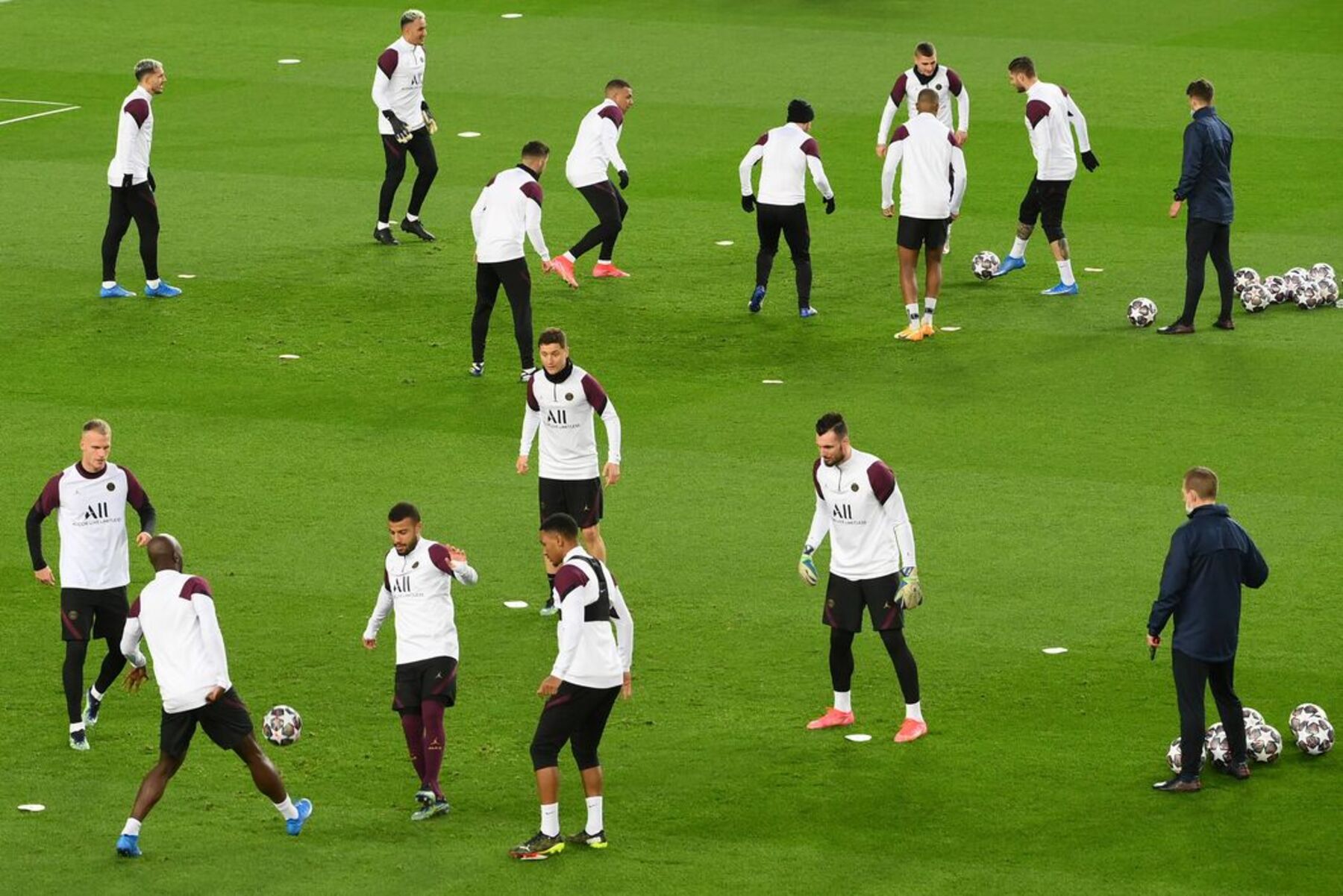 Video PSG Takes Part in a Training Session at the Camp Nou Ahead of