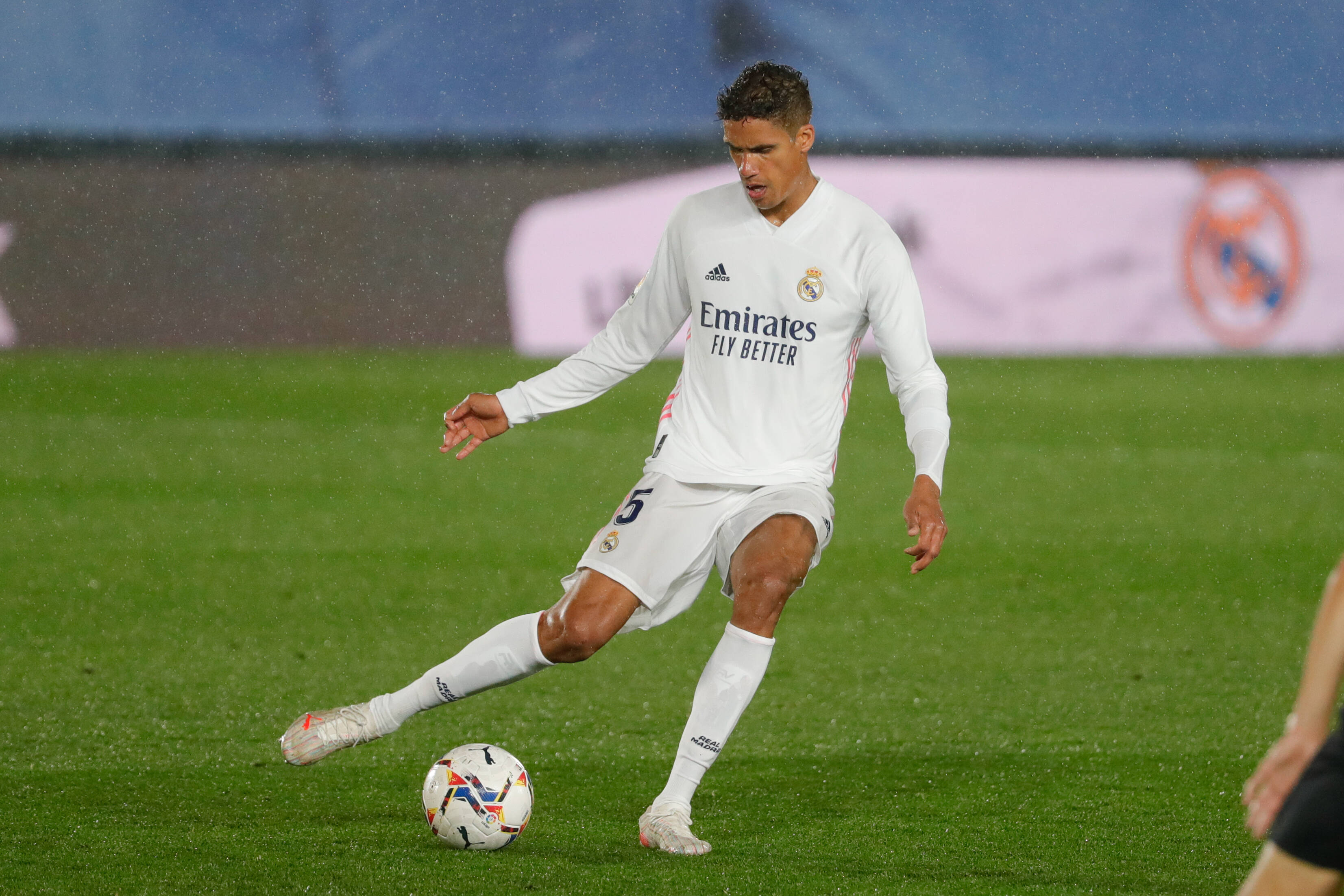 oficial juego físico Video: Spanish Media Outlet Throws Names PSG Could Be Eyeing From Real  Madrid in Possible Kylian Mbappé Deal - PSG Talk