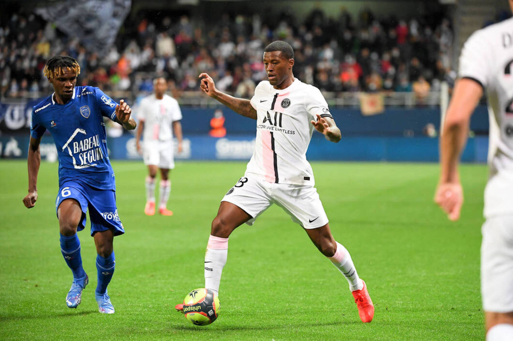 Video: Top Moments from Wijnaldum&#39;s Ligue 1 Debut for PSG Against Troyes - PSG Talk