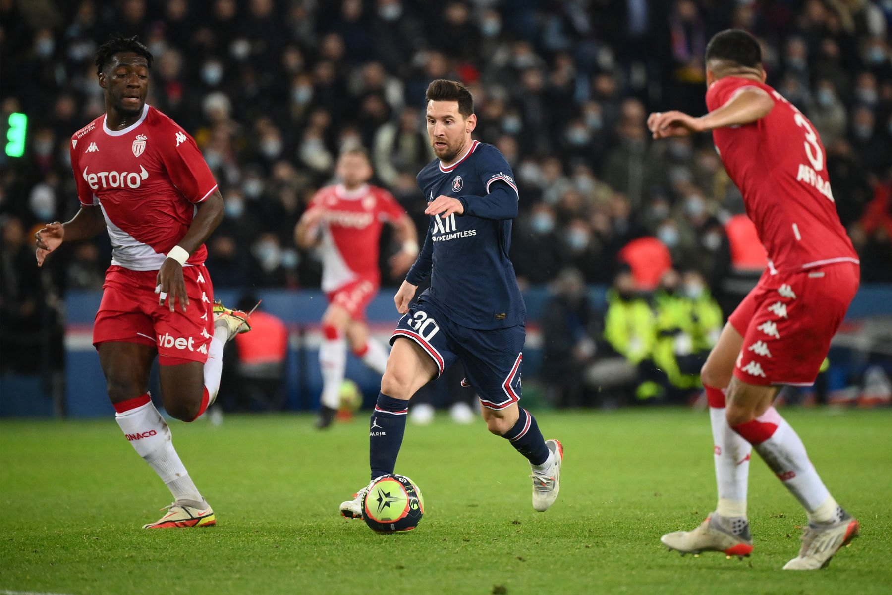 ‘สามอันดับแรกในประวัติศาสตร์’ – Casemiro พูดถึง Lionel Messi อีกครั้งก่อนการปะทะ เปแอสเช