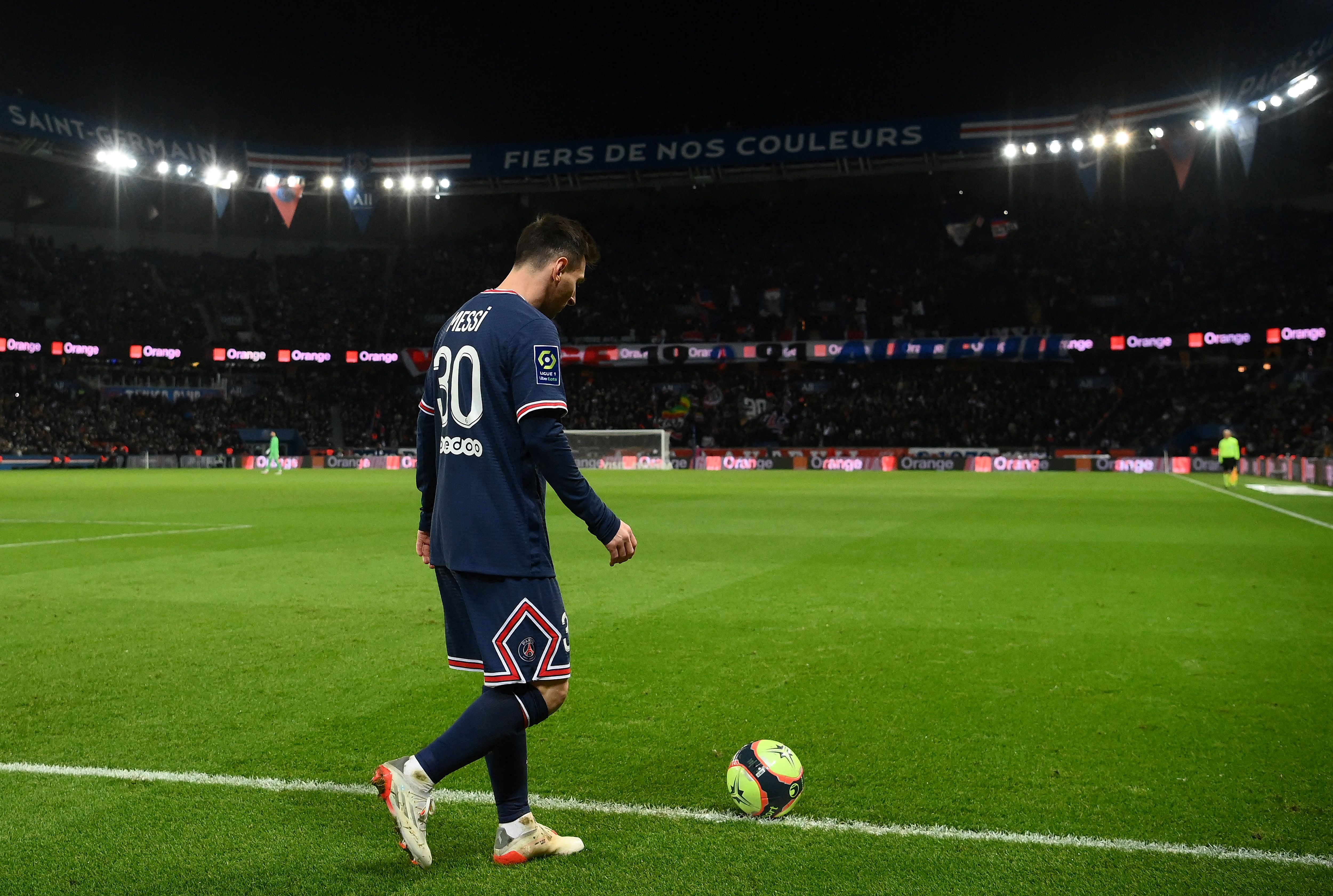 Messi là nhà lãnh đạo trong đội bóng mà anh chơi. Anh luôn có những hành động đúng mực và lối chơi mang tính tập thể cao. Hãy xem hình ảnh về Messi và cách anh làm việc với đội bóng!