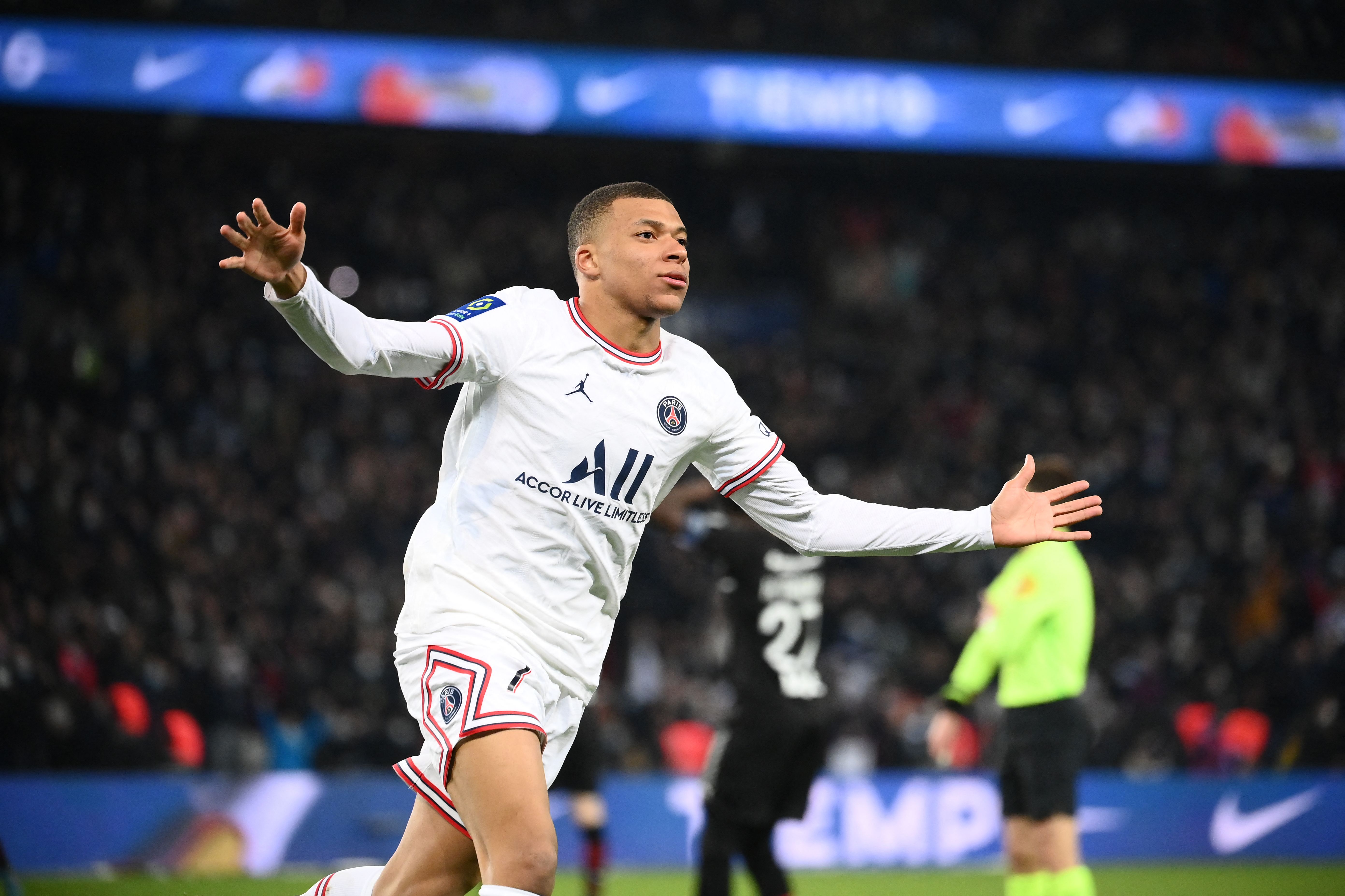 Video Mbappe Takes Advantage of a Major Strasbourg Error to Score PSGs 3rd Goal of the Match