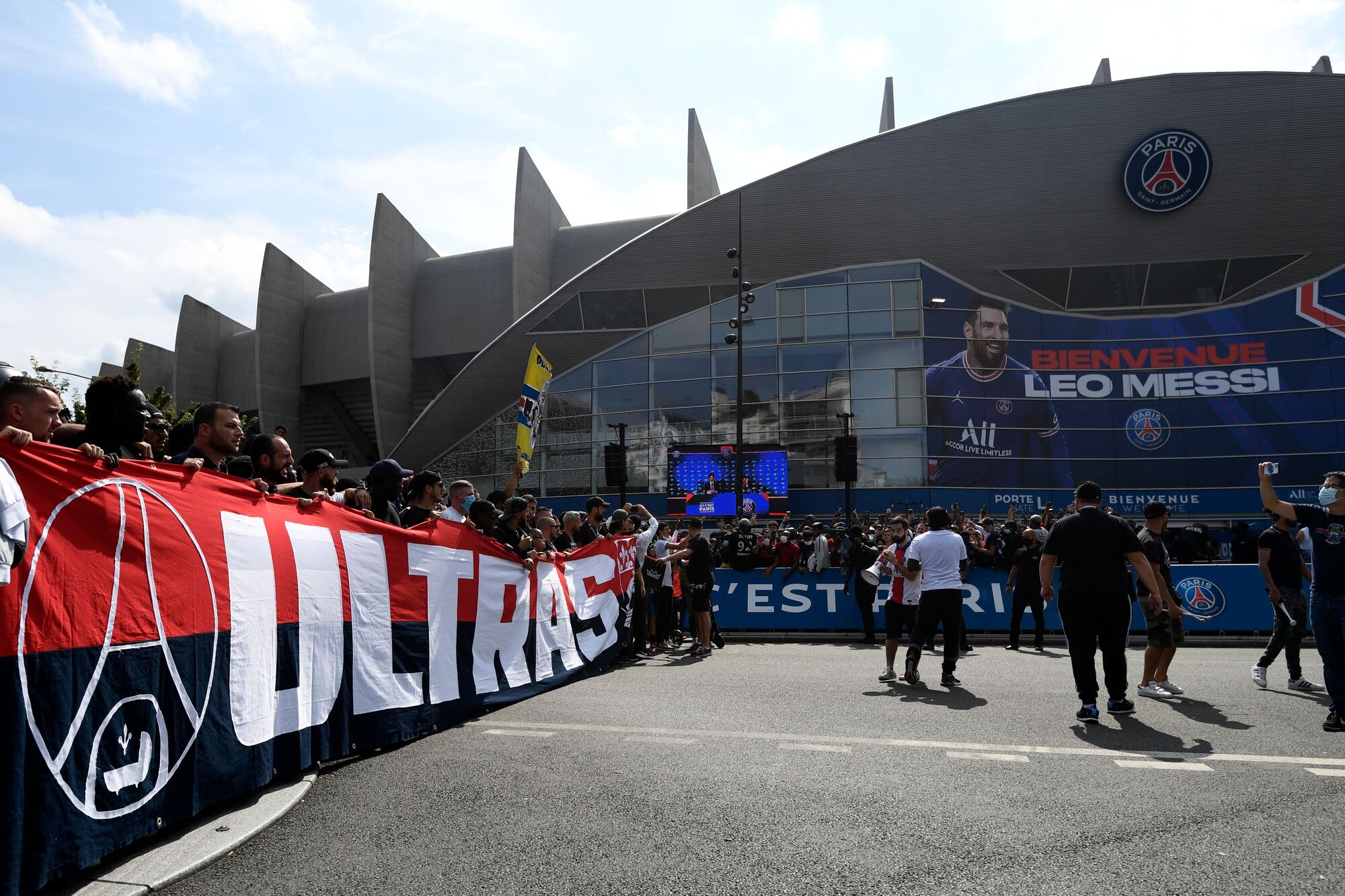 Ultras paris. Стадион ПСЖ фанаты. PSG фанаты. Фанаты ПСЖ. Палестину Свобода фанаты ПСЖ.