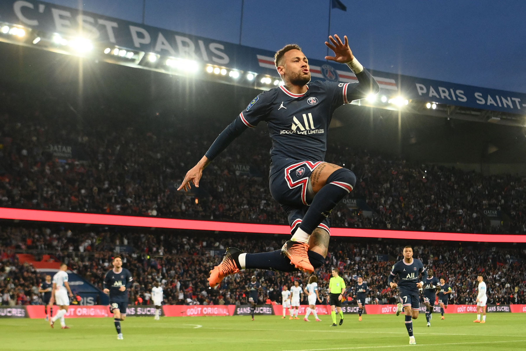 Neymar+Jr.+Scores+Breathtaking+Goal%2C+Fueling+PSG%27s+Title+Charge