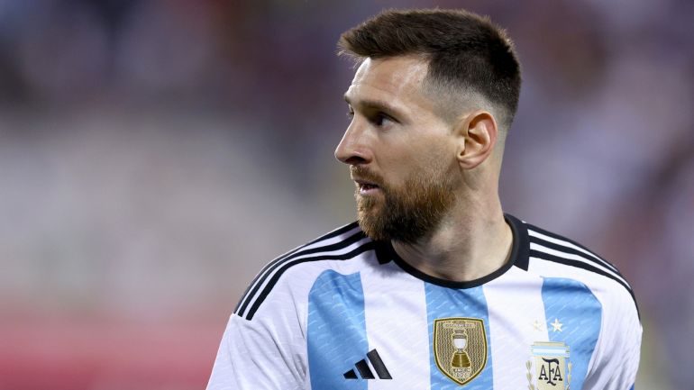 Barcelona star Lionel Messi copies Aaron Ramsey and Phil Jones with bleach  blond hairstyle - Mirror Online