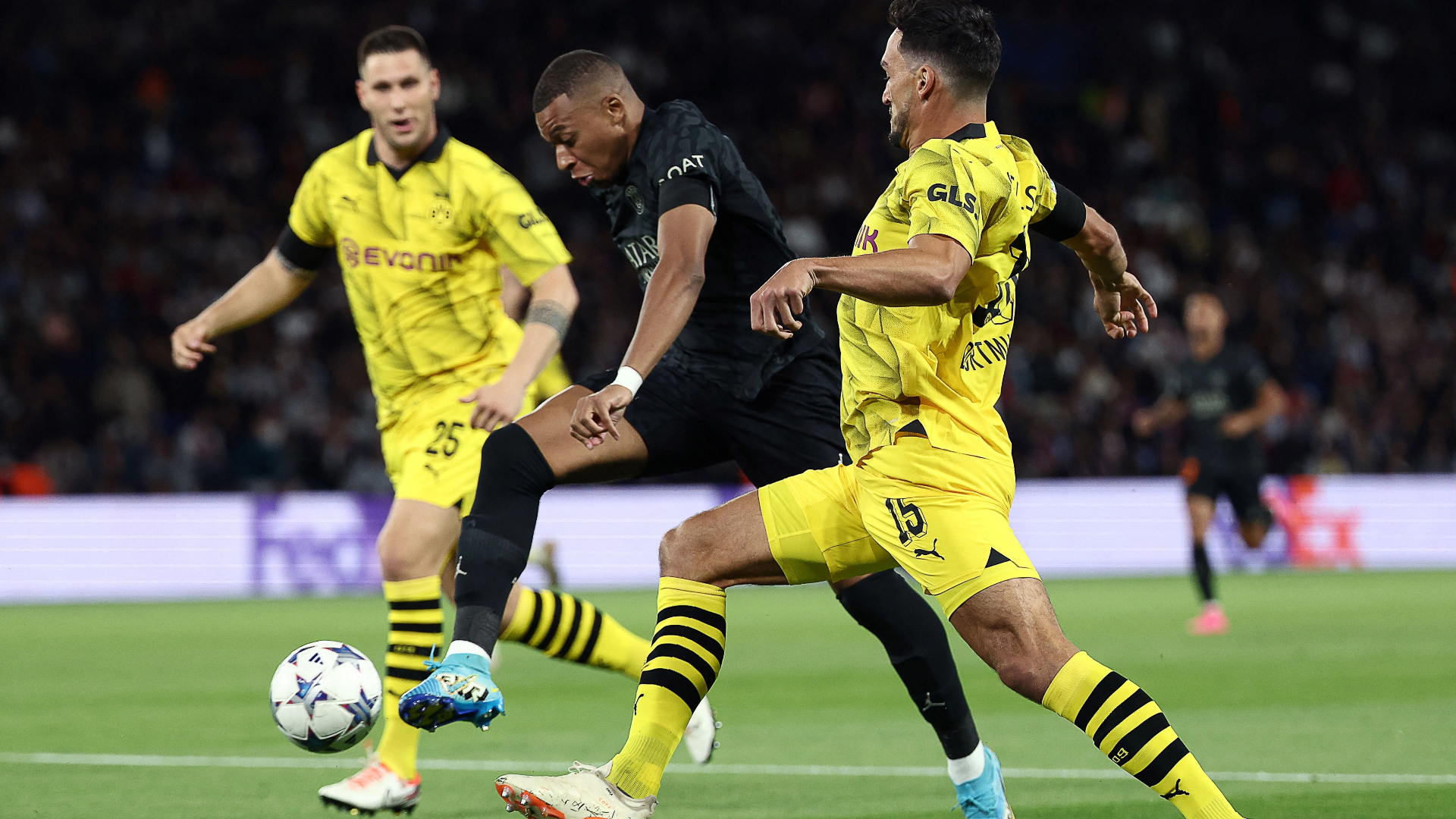 Dortmund's Mats Hummels Slams Referee's Penalty Call in Loss vs. PSG