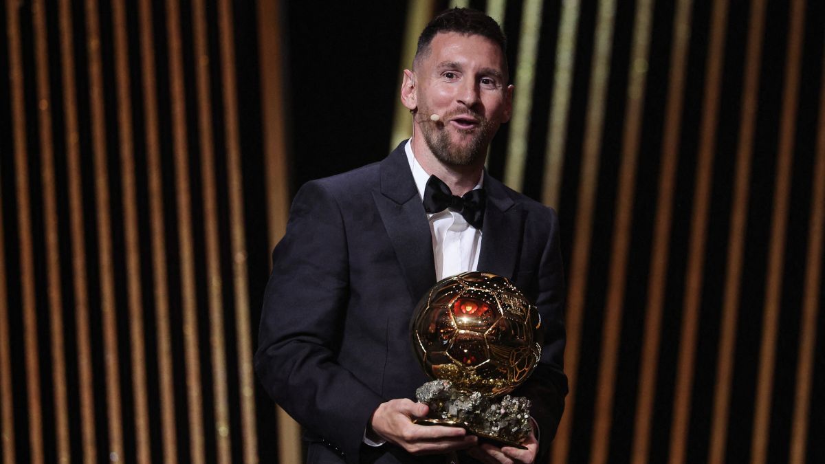 Lionel Messi Presents Eighth Ballon d'Or to Barcelona Despite PSG Stint