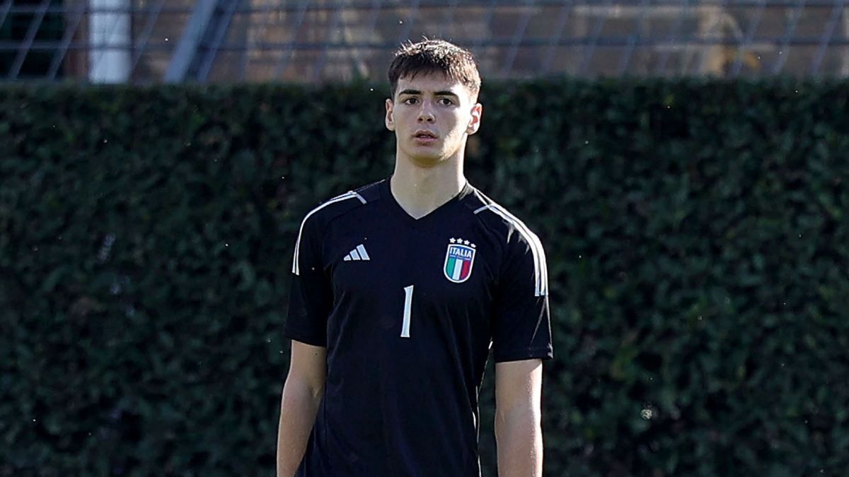 Alessandro Longoni playing for Italy.